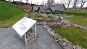 Roman-Town-House-and-Panel.jpg